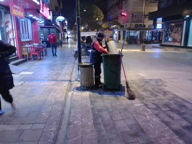 Soğuk Havaya Rağmen Şehri Yeni Güne Hazırlıyorlar