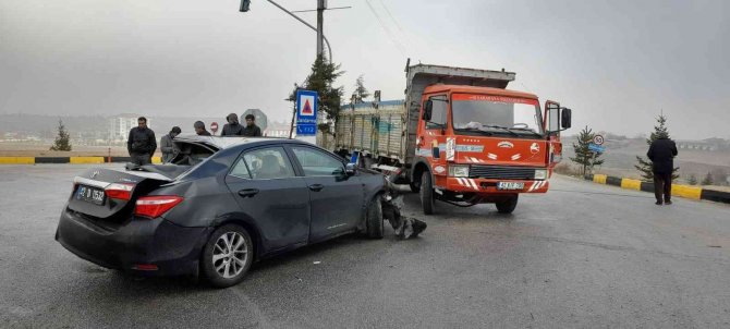 Belediye Başkanının Makam Aracı İle Kamyonet Çarpıştı, 4 Kişi Yaralandı