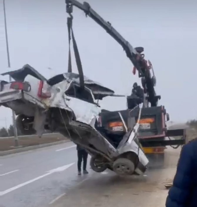 Arsaya Uçan Otomobilde Bulunan 1 Kişi Öldü, 3 Kişi Yaralandı