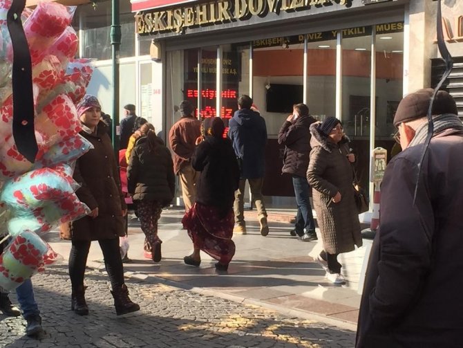 Vatandaşlardan Para Dilenerek Yol Boyunca Takip Ediyorlar