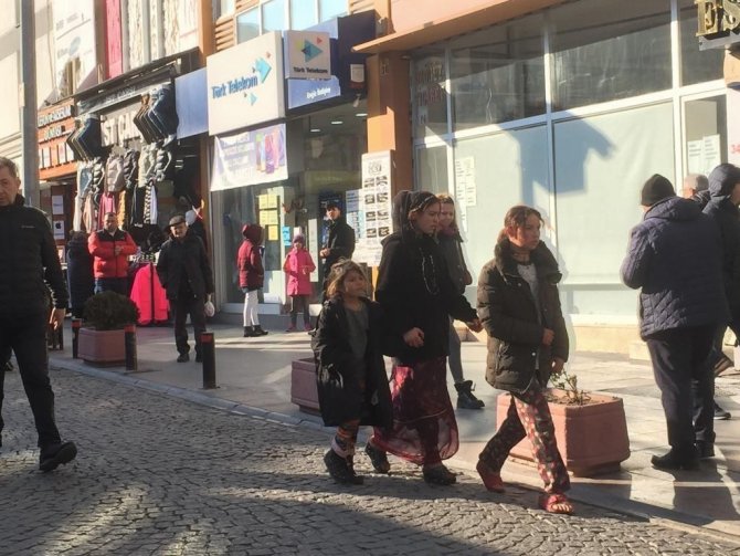 Vatandaşlardan Para Dilenerek Yol Boyunca Takip Ediyorlar