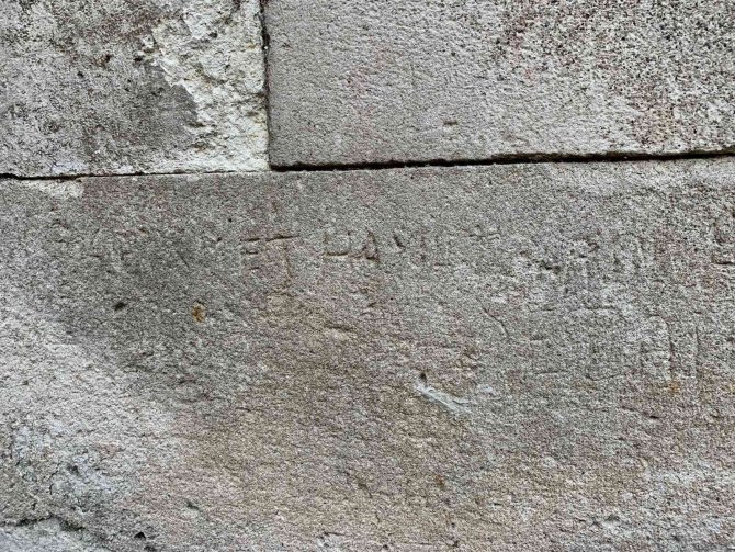 Tarihi Külliyenin Duvarlarına Büyük Saygısızlık