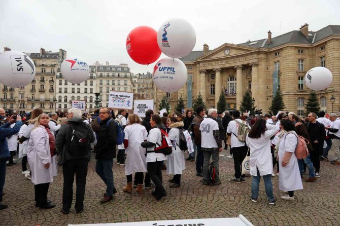 Fransa’da Pratisyen Hekimlerden Protesto