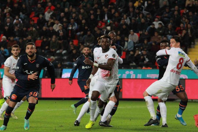 Spor Toto Süper Lig: Gaziantep Fk: 0 - Başakşehir: 1 (İ̇lkyarı)