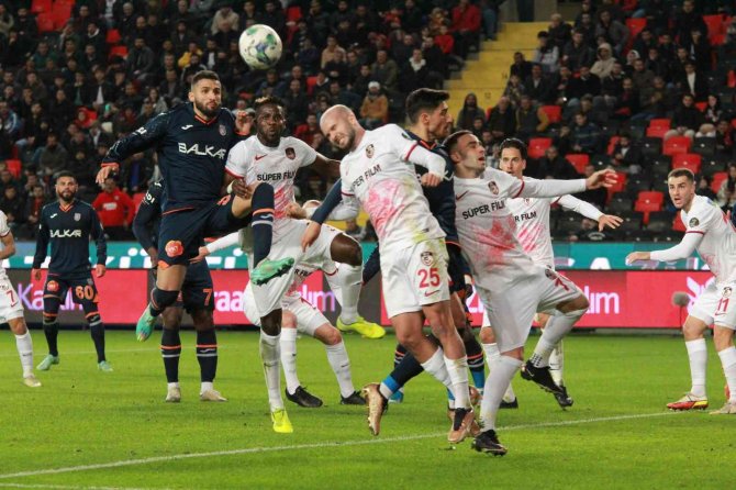 Spor Toto Süper Lig: Gaziantep Fk: 0 - Başakşehir: 1 (İ̇lkyarı)