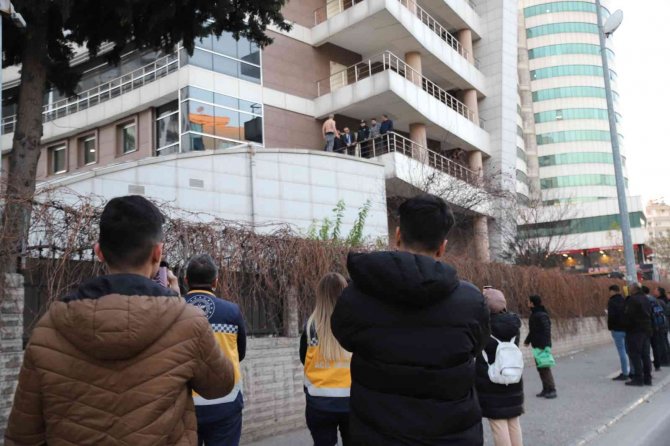 Gaziantep’te Binanın Çatısına Çıkan Kişi İkna Edildi