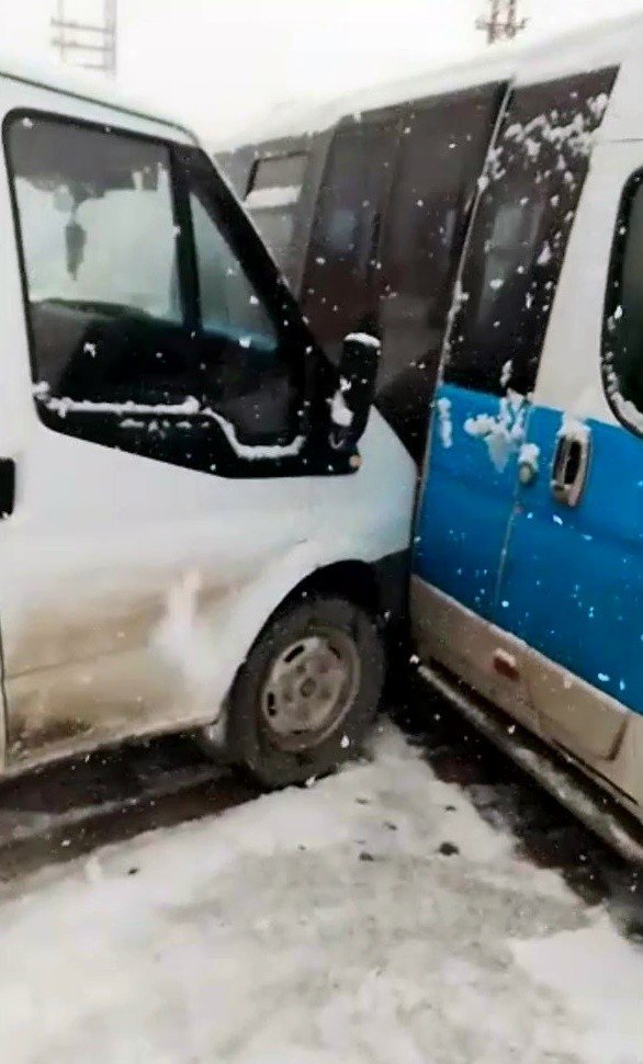 Kar Yağışı Beraberinde Kazaları Getirdi