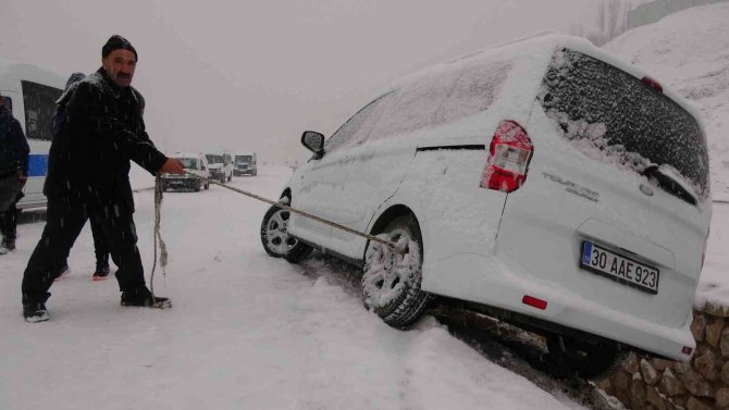 Yüksekovalılar Güne Karla Uyandı