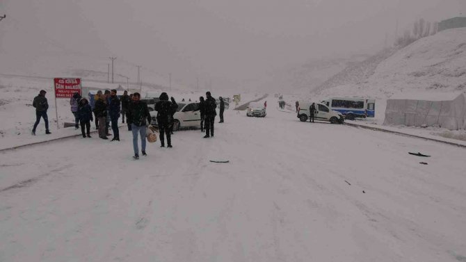Yüksekovalılar Güne Karla Uyandı