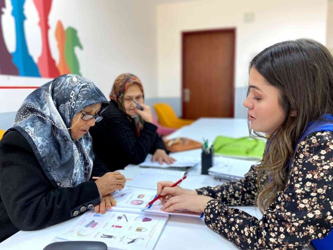 Hiç Okula Gitmeyen İki Komşu Kadının Azmi