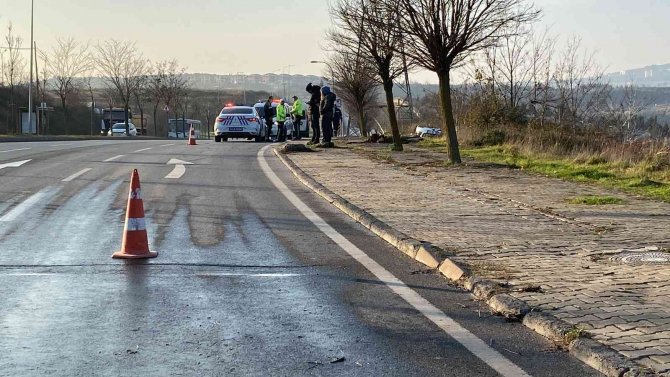 Ağaca Çarparak 10 Metre Sürüklenen Otomobil Çalılık Alana Savruldu, Bir Kişi Yaralandı