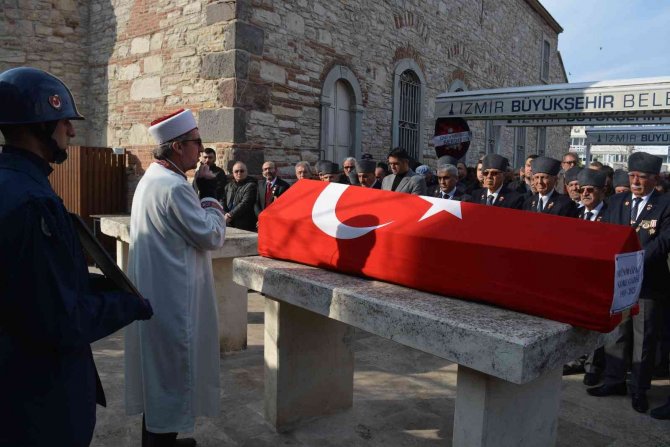 İ̇zmir’de Yaşamını Yitiren Kore Gazisi Toprağa Verildi