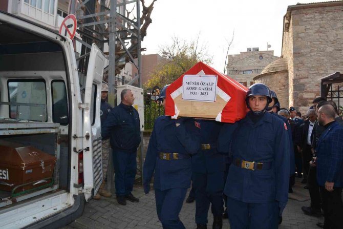 İ̇zmir’de Yaşamını Yitiren Kore Gazisi Toprağa Verildi