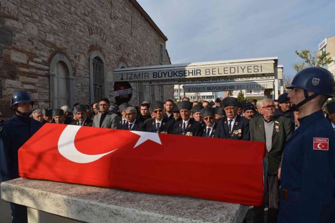 İ̇zmir’de Yaşamını Yitiren Kore Gazisi Toprağa Verildi