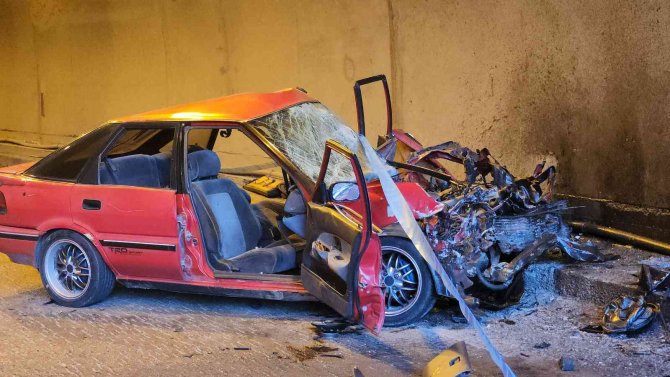 Otomobil Tır İle Çarpıştı : 1 Ölü 2 Yaralı