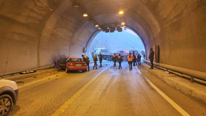 Otomobil Tır İle Çarpıştı : 1 Ölü 2 Yaralı