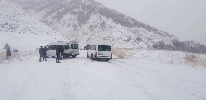 Yüksekova-şemdinli Karayolunda 20’e Yakın Araç Mahsur Kaldı