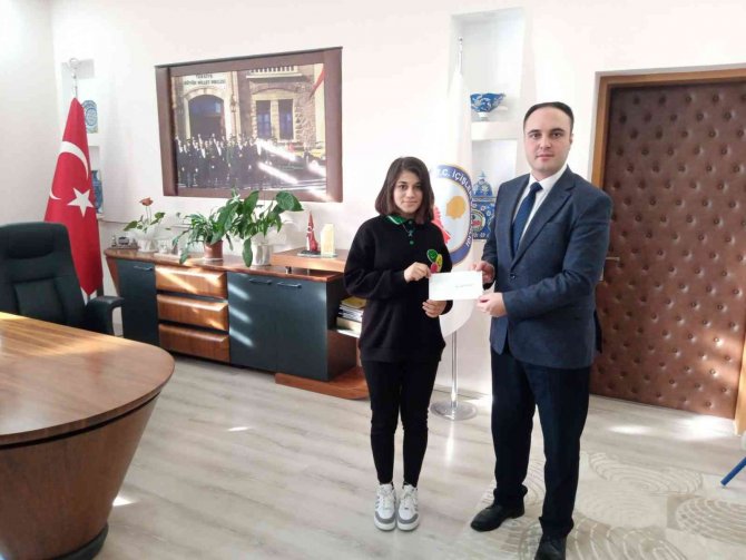 Kaymakam Tosun, Kompozisyon Yarışması İl Birincisi Öğrenciyi Ödüllendirdi