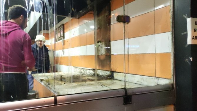 Tadilat Yapmak İstediler, Döner Ocağı Üzerlerine Düştü: 2 Yaralı