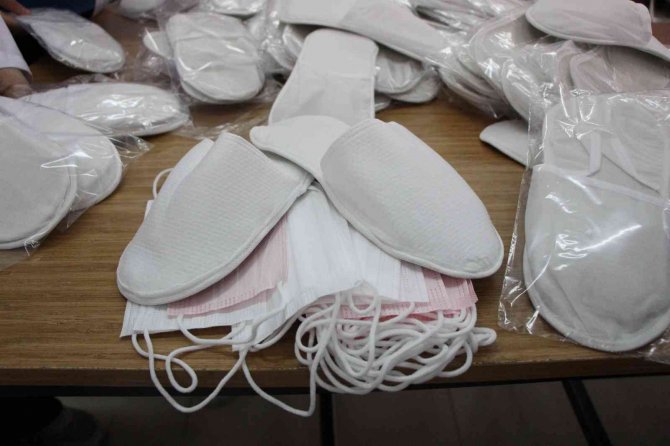 Okuldaki Maske Makineleriyle ’Bez Terlik’ Üretiyorlar