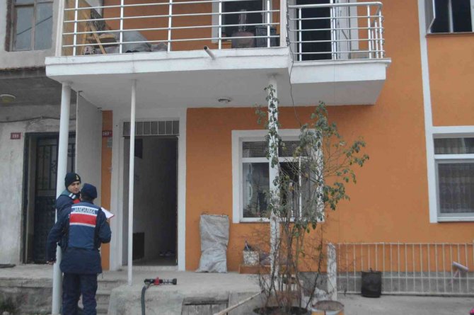 Tavşanlı’da 2 Katlı Evde Yangın