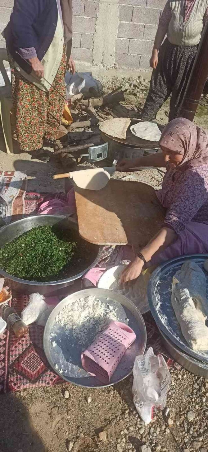 Müdür Yıldırak Gözleme Yapan Kadınlara Yardım Etti
