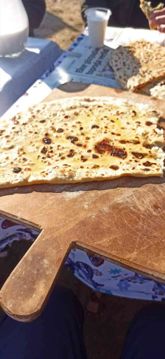 Müdür Yıldırak Gözleme Yapan Kadınlara Yardım Etti