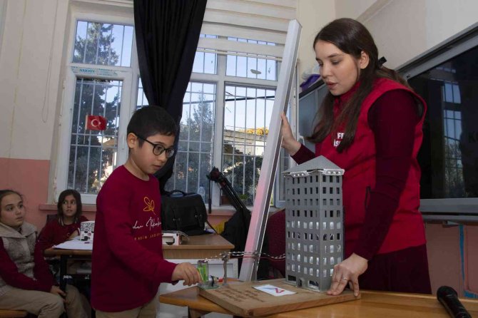 Öğrencilere "Enerji Verimliliği Ve Tasarrufu" Eğitimi