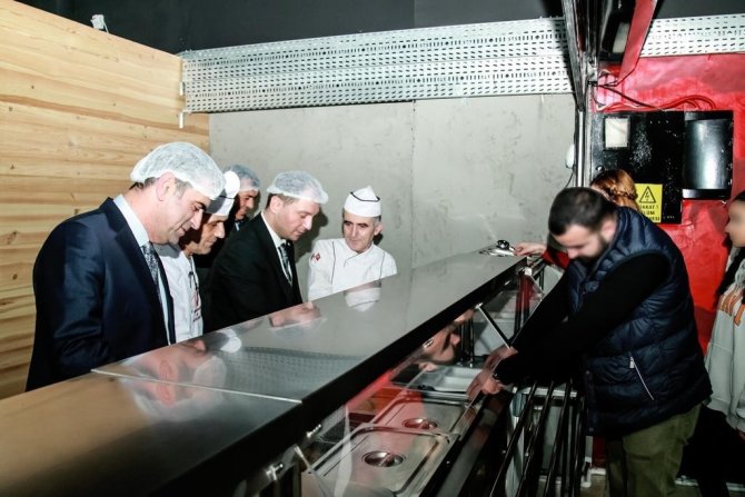 Kazandan Yemek Yiyip, Gençlerle Bilardo Oynadılar