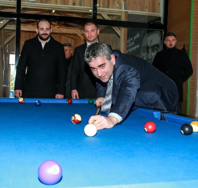 Kazandan Yemek Yiyip, Gençlerle Bilardo Oynadılar