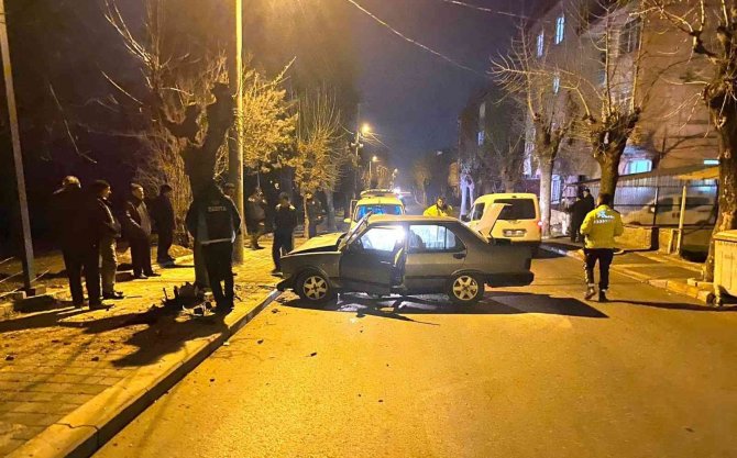 Otomobil Ağaca Çarptı: 2 Yaralı