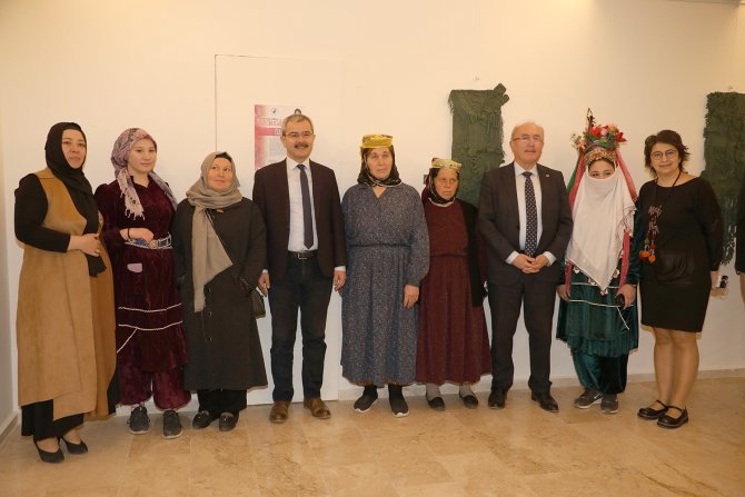 Doç. Dr. Okca’nın Dokuma Ve Örgü Eserlerden Oluşan ‘Öze Doğru’ Sergisi Beğeniye Sunuldu