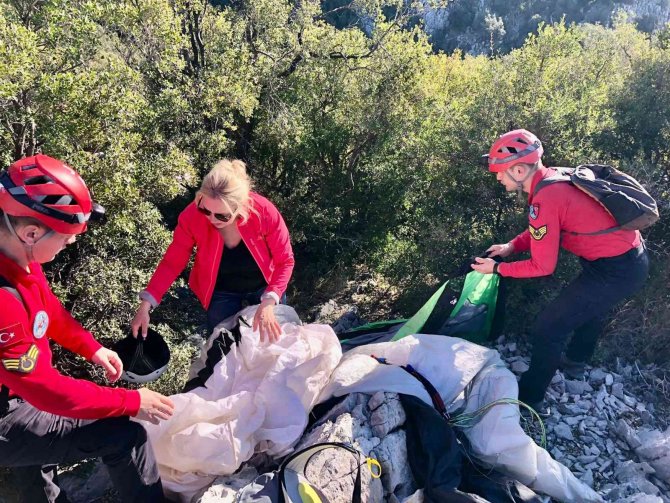Paraşütle Acil İniş Yapan Turisti Jak Ekipleri Kurtardı