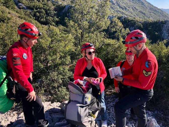 Paraşütle Acil İniş Yapan Turisti Jak Ekipleri Kurtardı