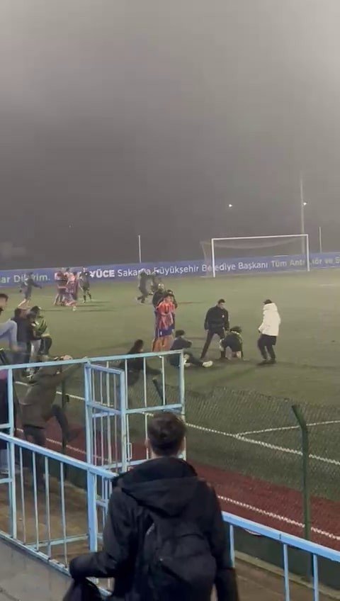 Yeşil Saha Boks Ringine, Ortalık Savaş Alanına Döndü