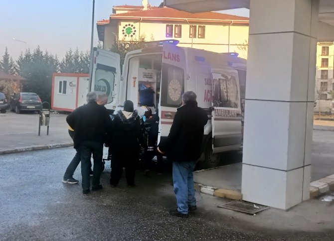Devrilen Traktörün Sürücüsü Yaralandı