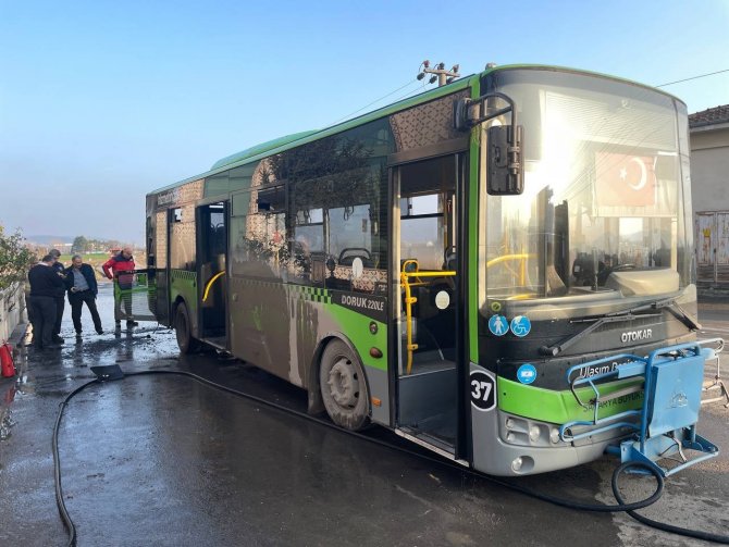 Belediye Otobüsünün Motor Kısmında Çıkan Yangın Söndürüldü