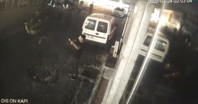 İ̇stanbul’da Gece Kulübüne Silahlı Saldırı Kamerada: İ̇çeridekiler Ateşle Karşılık Verdi