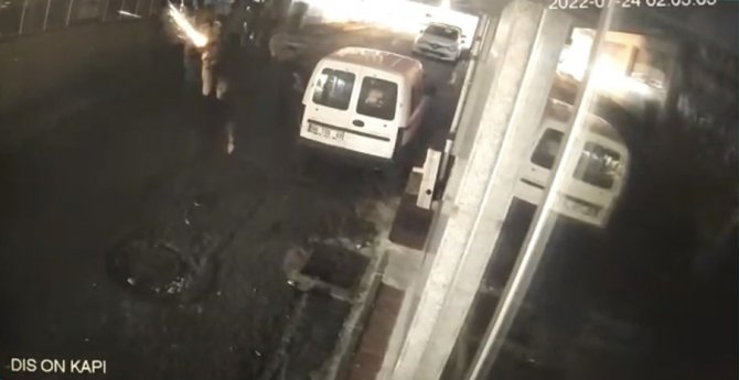İ̇stanbul’da Gece Kulübüne Silahlı Saldırı Kamerada: İ̇çeridekiler Ateşle Karşılık Verdi