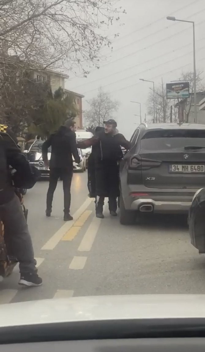 Sarıyer’de Yol Verme Kavgası Kamerada: Aracın İçinden Tekme Attı