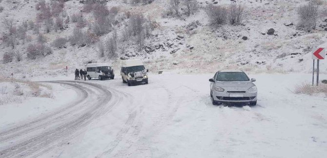 Yüksekova-şemdinli Karayolunda 20’e Yakın Araç Mahsur Kaldı