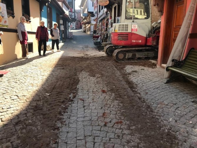 İ̇nşaatın Oluşturduğu Pislikleri Esnaf Süpürgelerle Temizlemeye Çalıştı