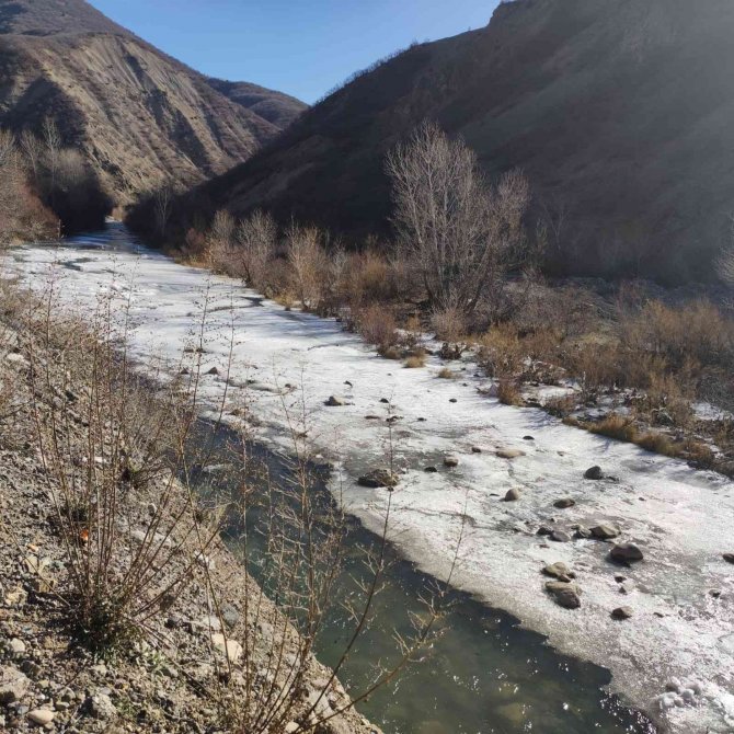 Tunceli’de Nehirler Buz Tuttu