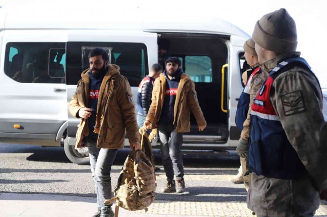227 Düzensiz Göçmen Ağrı’dan Ülkelerine Gönderildi