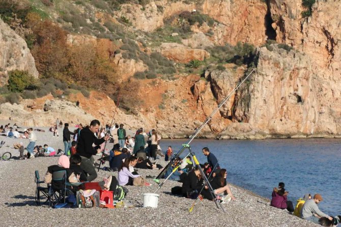 Soğuk Hava Öncesi Antalya’da 18 Derecede Deniz Keyfi