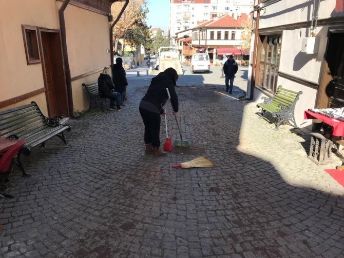 İ̇nşaatın Oluşturduğu Pislikleri Esnaf Süpürgelerle Temizlemeye Çalıştı