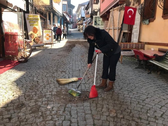İ̇nşaatın Oluşturduğu Pislikleri Esnaf Süpürgelerle Temizlemeye Çalıştı