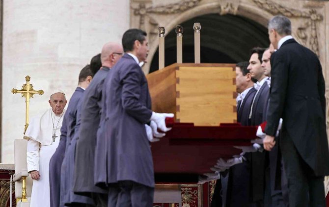 Eski Papa 16. Benedict, Vatikan’da Defnedildi