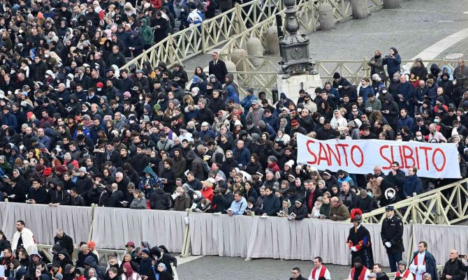 Eski Papa 16. Benedict, Vatikan’da Defnedildi