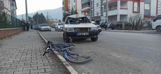 Otomobilin Çarptığı Bisikletli Ağır Yaralandı